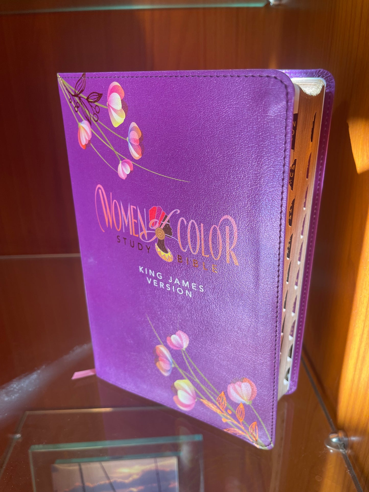 The New Women of Color Study Bible Purple Luxleather Edition